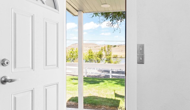 Comfort & River Views! 2-bedroom house in charming Asotin, Washington.