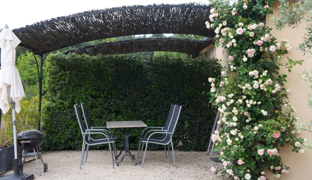 Comfort room with kitchen lounge in the heart of Vaucluse.