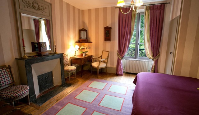 Comfort room with extra bed