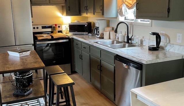 Comfort Rules! Charming 2-bedroom cottage in Fayetteville with AC, WiFi