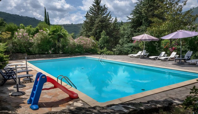 “Comfort Shared Pool” Chalet with Pool, Shared Terrace, and Wi-Fi in Les Vans
