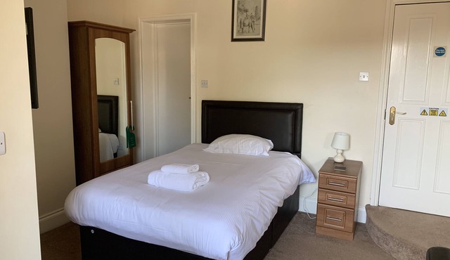 Comfort Single Ensuite at The Lawns Guest House