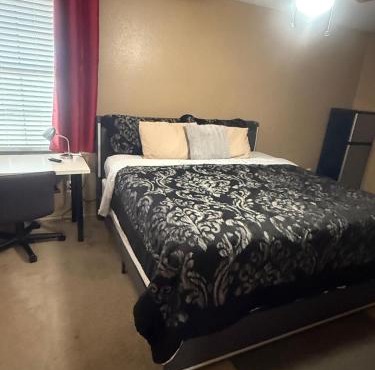 Comfort Stays Relax in a Cozy Queen Bedroom