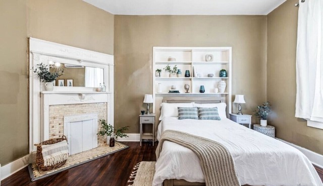 Comfort Suite | Near Mercer University & Downtown