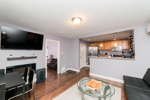 Comfort Suite - Walkable - GroupStay