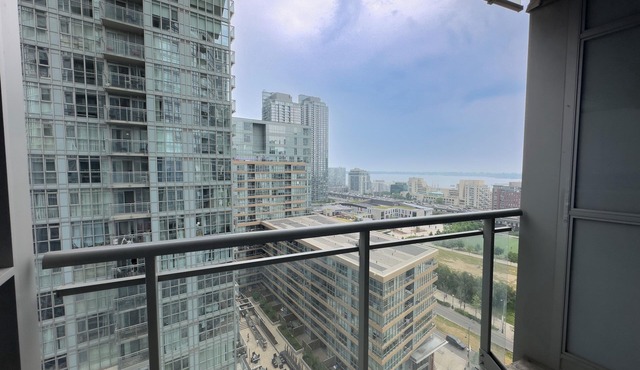 Comfort Suites 2 Bedrooms near Rogers Centre Lakeview & Free Parking