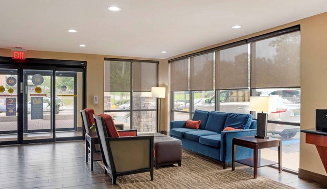 Comfort Suites Fultondale I-65 near I-22