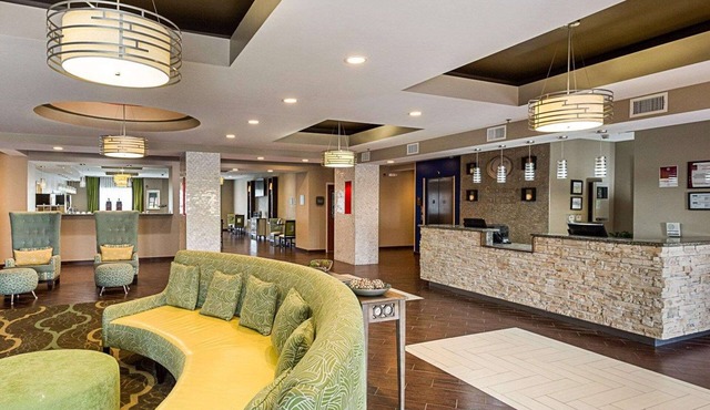 Comfort Suites near Tanger Outlet Mall