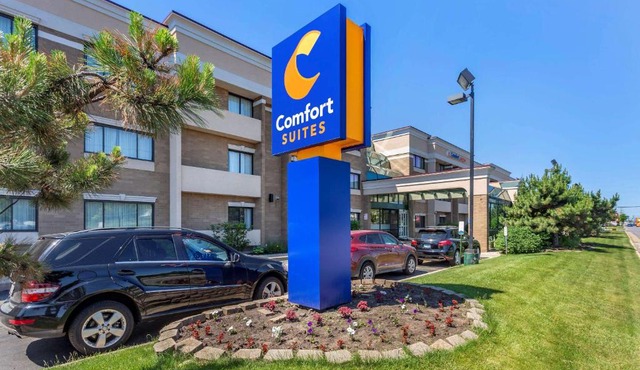 Comfort Suites Oakbrook Terrace near Oakbrook Center