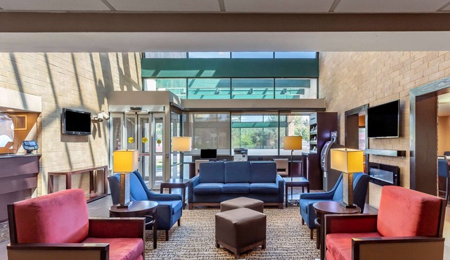 Comfort Suites Oakbrook Terrace near Oakbrook Center