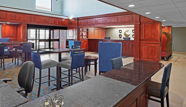 Comfort Suites Outlet Center