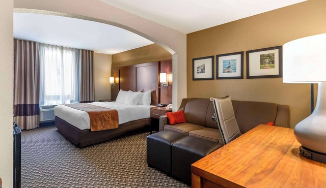 Comfort Suites Port Allen - Baton Rouge
