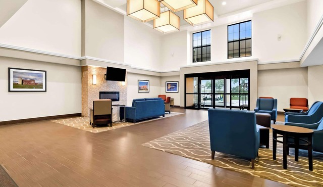 Comfort Suites Rensselaer near Fair Oaks