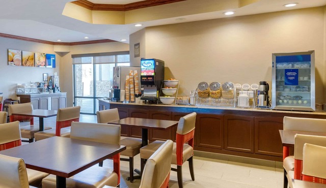 Comfort Suites South Haven near I-96