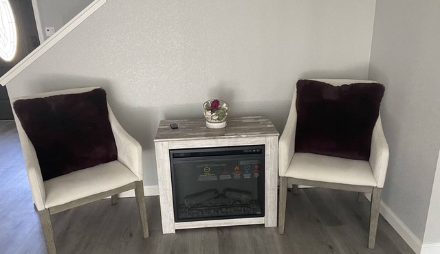 Comfort Zone Guest House 2.New everything! In proximity to great amenities.