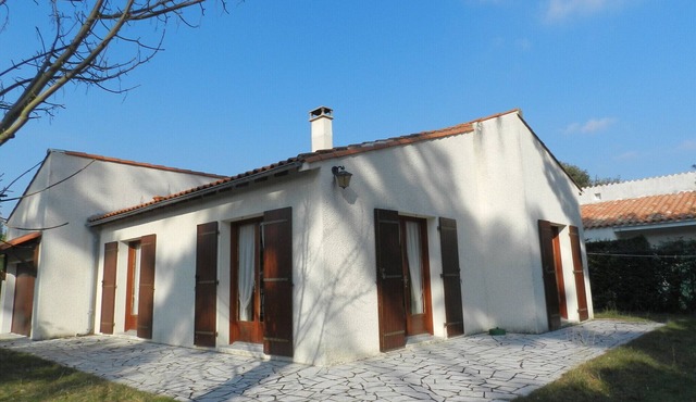 Comfortable House with Private Garden, Terrace, and Garage – Close to Beaches in Saint-Trojan