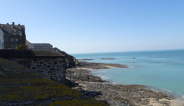 Comfortable holiday home 50 m from the sea