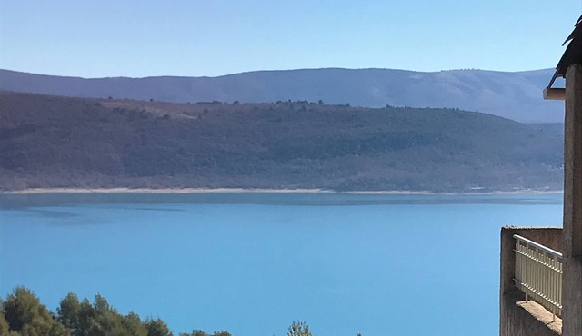 Comfortable apartment with large terrace and lake view