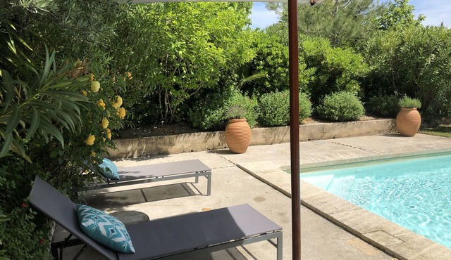 Comfortable designer studio in quiet Provence, a stone's throw from Avignon.