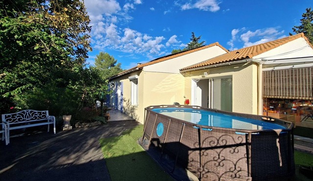 Comfortable family villa with pool and air conditioning in Provence