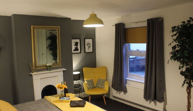 Comfortable 3 Bed house near town and rail