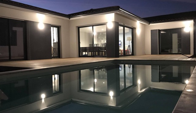 Comfortable villa with swimming pool, close to all amenities.