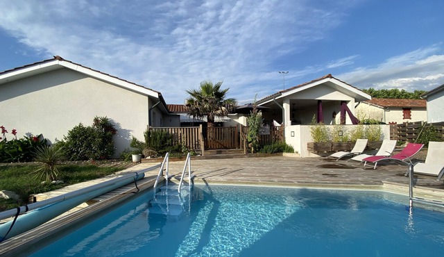 Comfortable room with swimming pool, bathroom and wc.