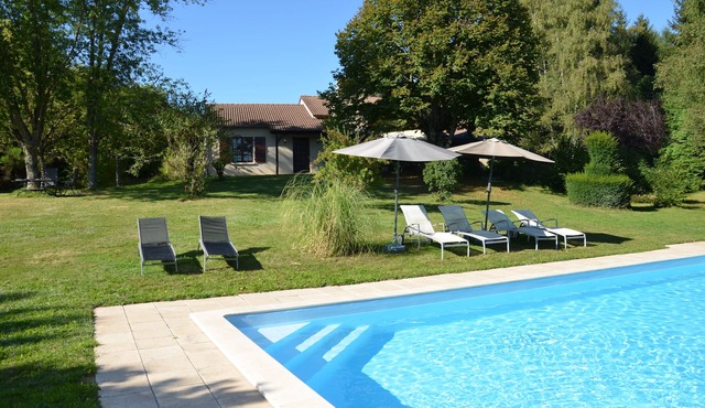 Comfortabele villa met groot verwarmd12x6m zwembad en tuin van 5000 m².