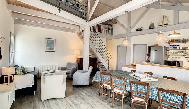 Comfortable house in a quiet location between downtown and the beach!