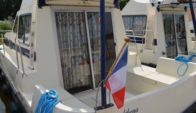 Comfortable boat at dock for 5, Pontailler-sur-Saône, near shops