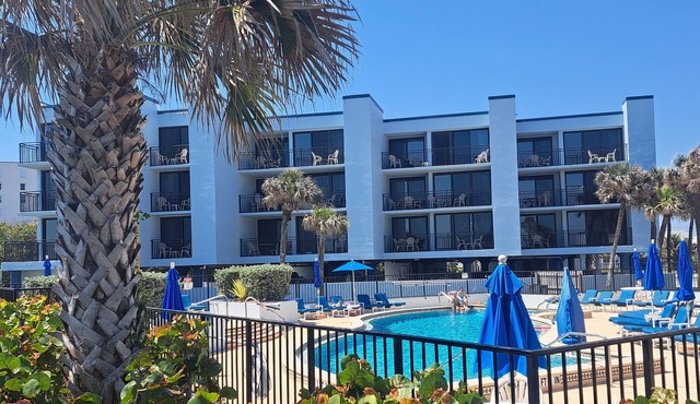 Comfortable 2 bedroom right on the beach