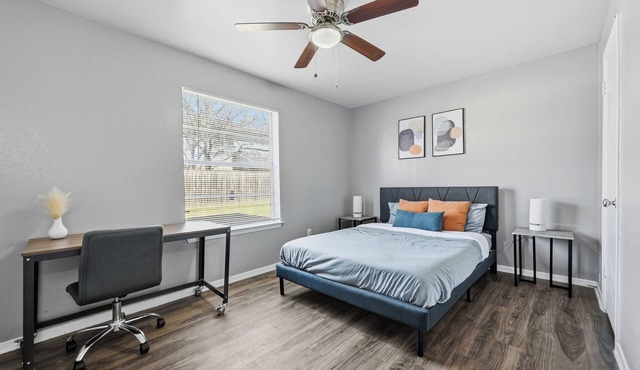 Comfortable 1-bed w/hardwood-style floors