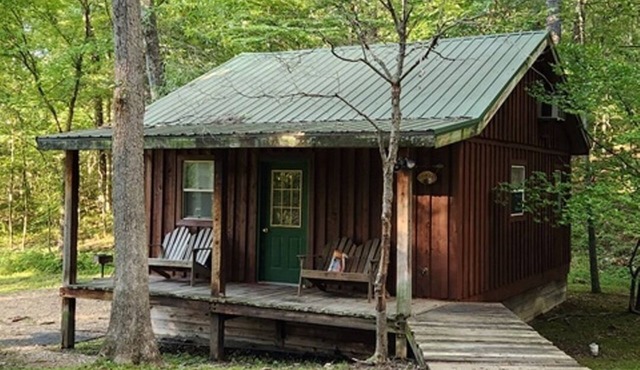 Comfortable 1 Bedroom Cabin with Added Loft, Full Kitchen & LIving Area