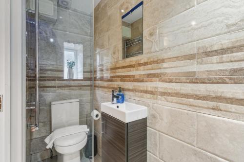 Comfortable 1-Bedroom Apartment, Great Location