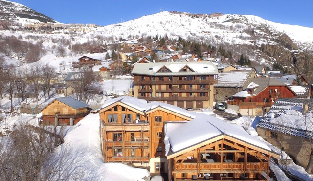 Comfortable 10-person chalet with whirlpool in Huez