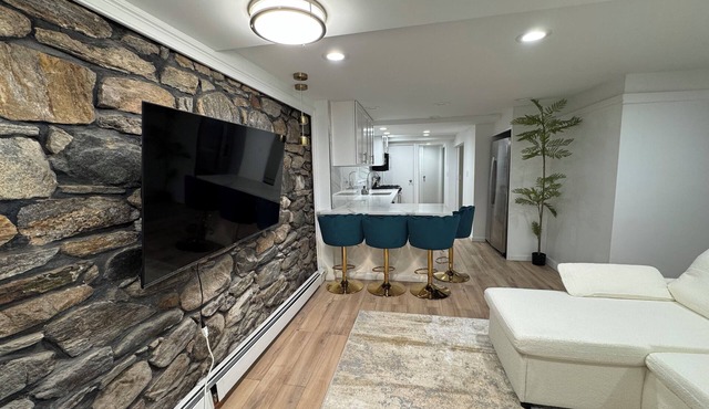 Comfortable 1BR Apt/Parking/Perfect for Families & Groups