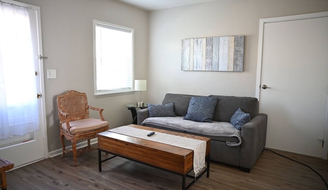 Comfortable 1BR House – 5 Min to LAX & Beach + Outdoor Jacuzzi