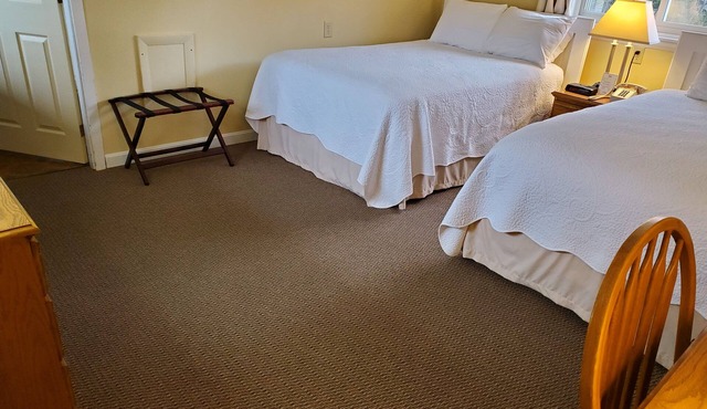 Comfortable 1st Floor Room with Queen & Full Beds in Peaceful Wilton