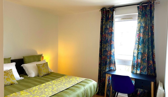 Comfortable 2–6 Guest Apartment with Free Parking, Close to Orly