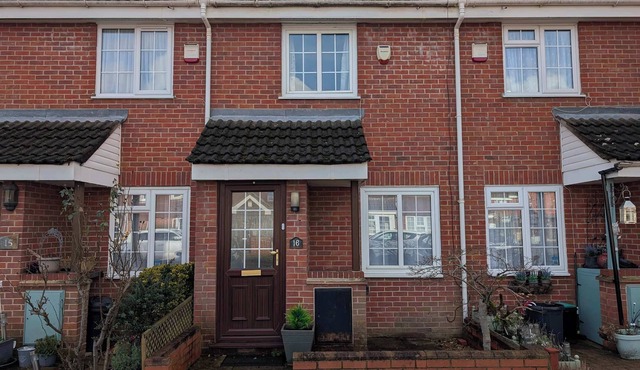 Comfortable 2-Bedroom house with free parking