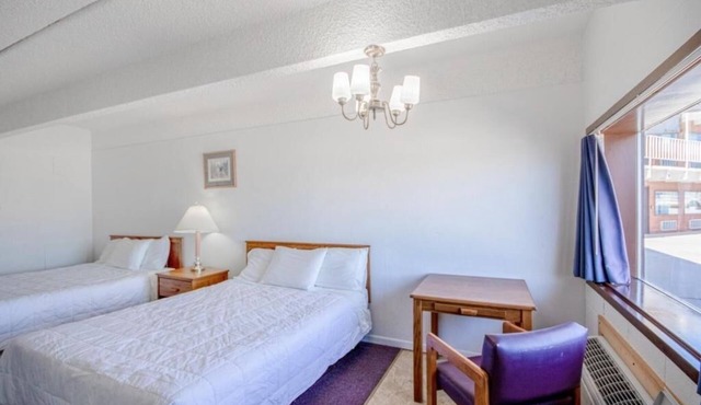Comfortable 2-Bedroom Unit w/Desk – Perfect for Working Travelers
