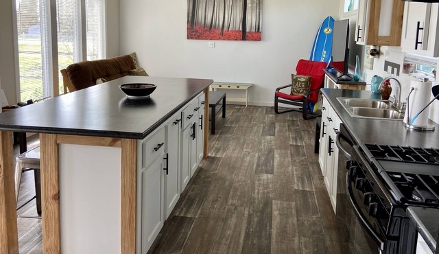 Comfortable 2 Bed/1 Bath Unit with Bay View