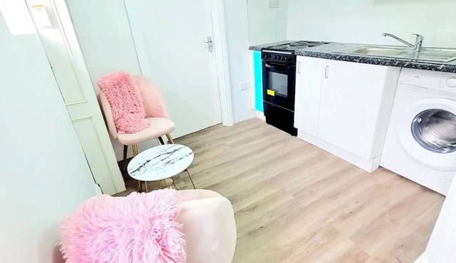 Comfortable 2 Bed Apartment- Pass the Keys
