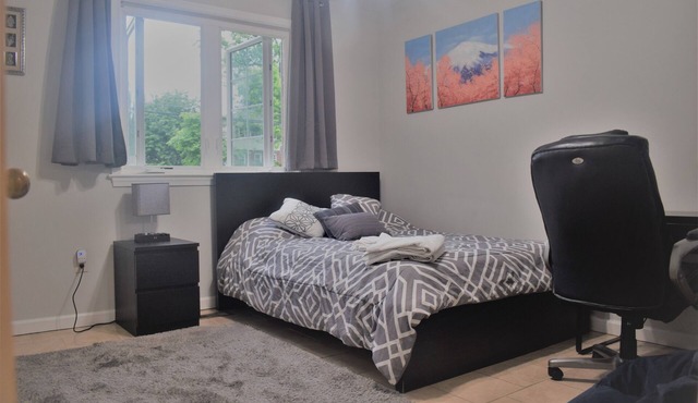 Comfortable 2 bed apartment near metro , trails and golf course