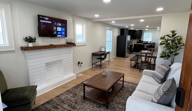 Comfortable 2-Bed Home Near Downtown Johnson City
