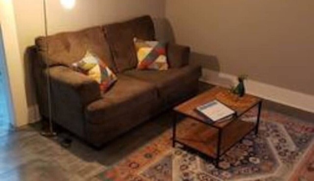 Comfortable 2-bedroom in great location-11