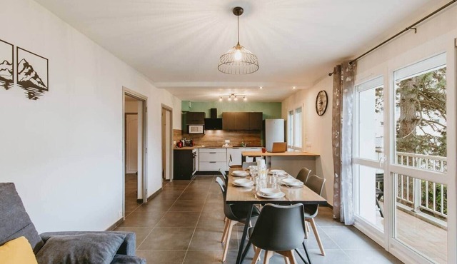 Comfortable 2-bedroom apartment with air conditioning, parking, balcony, and Wi-Fi.