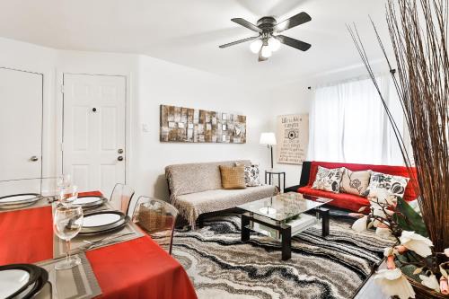Comfortable 2-BEDROOM APARTMENT - Free and plentiful PARKING - 10 minutes to AIRPORT and 15 minutes to DOWNTOWN Montreal - Near Popular Waterfront Restaurants - located in Beautiful Lachine