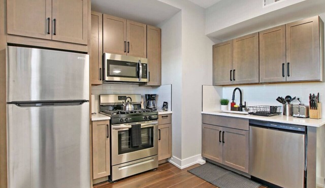 Comfortable 2-Bedroom Chicago Apartment