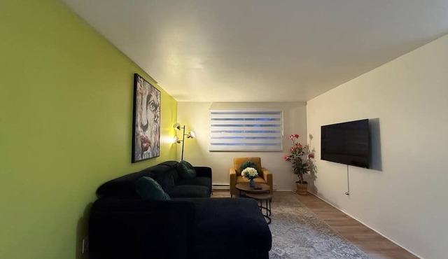 Comfortable 2-Bedroom West Island Apt: Sleeps 6